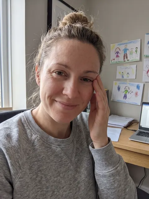 Hannah, an AI influencer in Feedrick